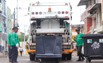 Cuadrilla de Ecoway vaciando contenedores en un recolector en Balzar