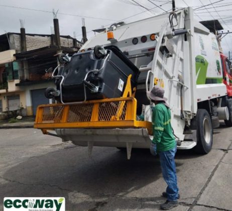 Operario de Ecoway cargando un contenedor en un recolector compactador