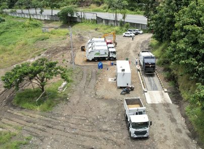 Vista aérea del sitio de disposición final con recolectores y volqueta